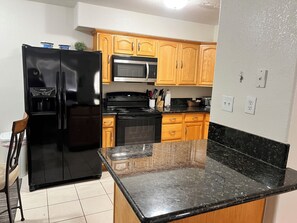 Fridge, microwave, oven, stovetop - Peaceful 2bed/1bath condo with parking (Fresno)