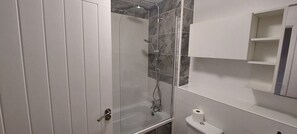 Bathroom - Beautiful 2-bed House in Coventry (Coventry)