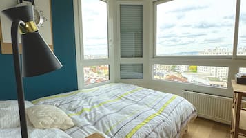 2 makuuhuonetta, silitysrauta/-lauta, vuodevaatteet