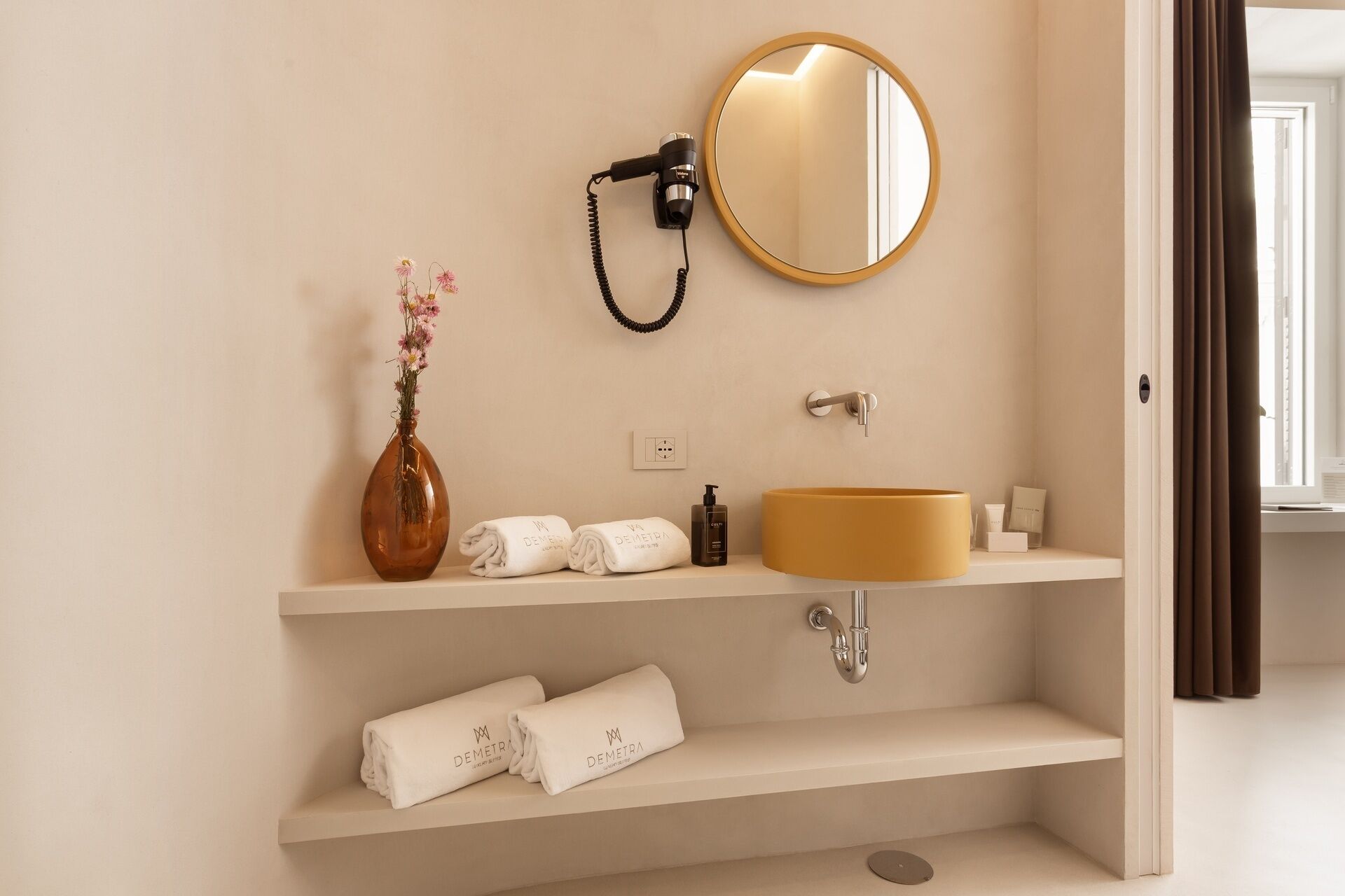 Standardzimmer | Badezimmer | Kostenlose Toilettenartikel, Haartrockner, Hausschuhe, Bidet