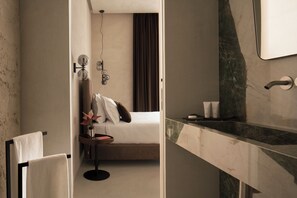 Deluxe Room, Balcony, Sea View | Bathroom