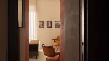 Standardzimmer, Stadtblick | Minibar, Zimmersafe, Schreibtisch, schallisolierte Zimmer