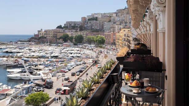 A balcony with a view of a marina and buildings. - Demetra Luxury Suites (Naples)