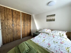 3 bedrooms, iron/ironing board, travel crib, free WiFi - Delightful Cockle Cottage with Annex (Flamborough)