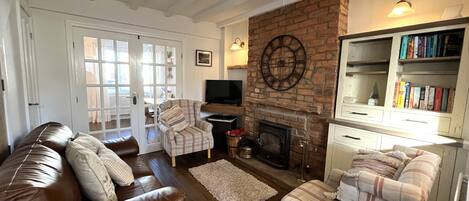 Smart-TV, Kamin, Bücher