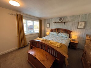 3 dormitorios, tabla de planchar con plancha, cuna de viaje