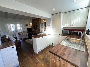 Fridge, microwave, oven, stovetop - Delightful Cockle Cottage with Annex (Flamborough)