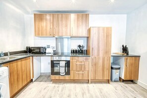 Apartamento | Cocina privada | Frigorífico, microondas, horno y placa de cocina