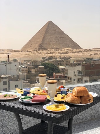 Facciata della struttura. Middle East Pyramids View