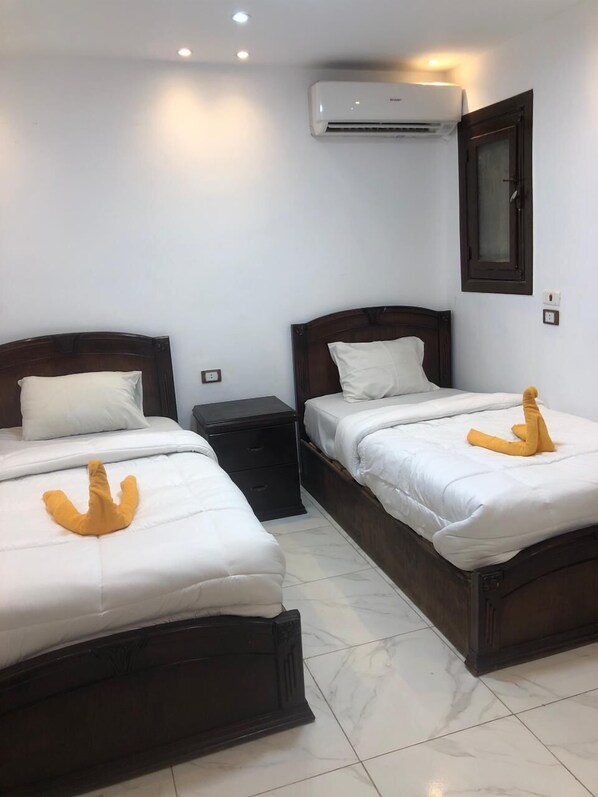 ملاءات من القطن المصري وأغطية فراش متميزة وأسرّة بطبقة علوية مريحة