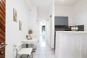 Apartamento luxo | Cozinha privada | Geladeira grande, fogão, cooktop, talheres/pratos/utensílios de cozinha