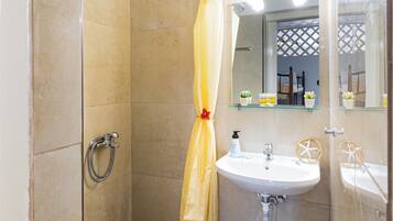 Deluxe-huoneisto | Kylpyhuone | Suihku, sadesuihkupää, hiustenkuivaaja, pyyhkeet