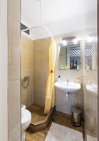 Apartamento luxo | Banheiro | Chuveiro, chuveiro com efeito de chuva, secador de cabelo