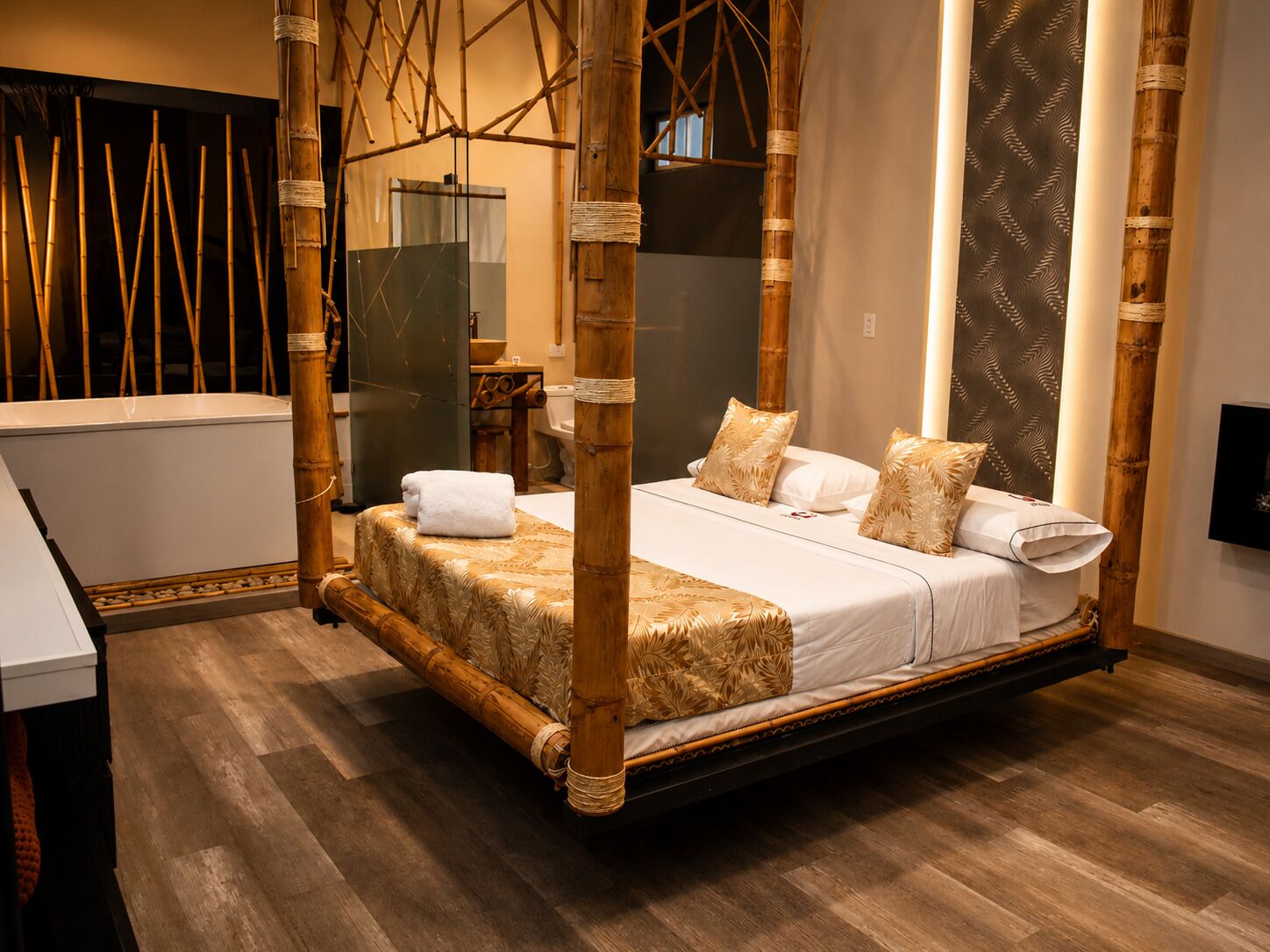 Classic Room, 1 Queen Bed, Non Smoking | Free WiFi, bed sheets