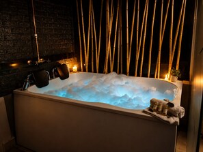 Combined shower/tub, jetted tub, hydromassage showerhead, hair dryer - Hotel Zensual  (Bogotá)