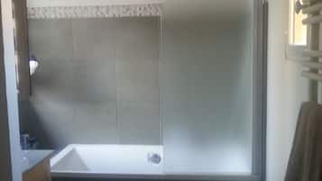 SĂšche-cheveux, serviettes fournies, savon, papier toilette