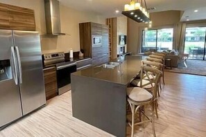 Refrigerador, microondas, horno y parrilla de estufa 