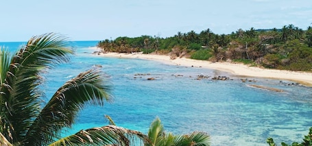 En la playa, arena blanca