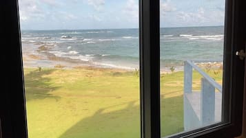 Deluxe driepersoonskamer, uitzicht op zee | Uitzicht op strand/zee