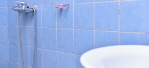 Grand-Zimmer | Badezimmer | Dusche, Regendusche, kostenlose Toilettenartikel, Hausschuhe