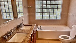 Bathroom - Way Up The 2nd Avenue (Gros Islet)
