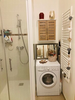Haartrockner, Handtücher, Seife, Toilettenpapier