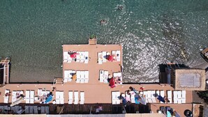 Eine Dachterrasse mit mehreren Liegestühlen und einem Poolbereich.