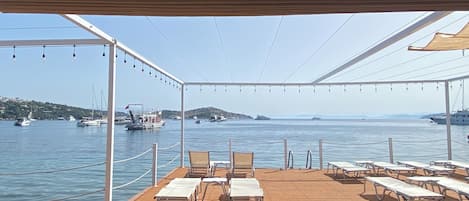 Plage privée, cabines gratuites, chaises longues, parasols