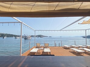 Plage privée, cabines gratuites, chaises longues, parasols