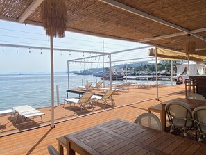 Privat strand, strandtelt (inkludert), solsenger og parasoller
