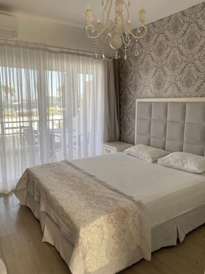 Dobbeltrom | Safe på rommet, skrivebord, skrivebord for bærbar PC og lydisolert