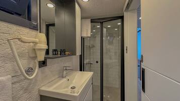 Basic Bungalow | Bathroom
