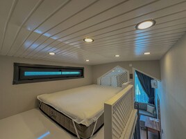 Ropa de cama de alta calidad, minibar y sistema de insonorización 