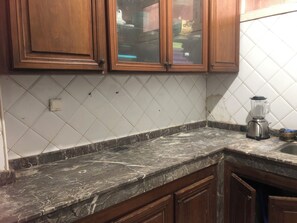 Casa | Cocina privada | Frigorífico, horno, placa de cocina y hervidor eléctrico