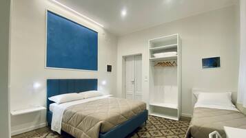 Habitación triple Confort, 1 cama de matrimonio, no fumadores, baño privado | Colchones viscoelásticos, escritorio, wifi gratis
