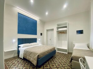 Habitación triple Confort, 1 cama Queen size, para no fumadores, baño privado | Camas con efecto memoria, escritorio y wifi gratis 