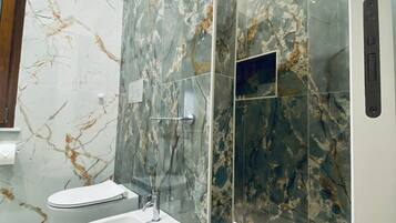 Comfort vierpersoonskamer, 1 queensize bed, niet-roken, privébadkamer | Badkamer | Een douche, een hydromassagedouche, een haardroger, een bidet