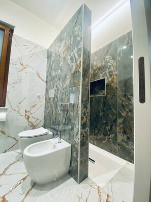 Chambre Quadruple Confort, 1 grand lit, non-fumeur, salle de bains privée | Salle de bain