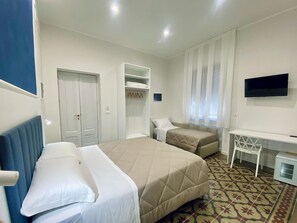 Chambre Triple Confort, 1 grand lit, non-fumeurs, salle de bains privée | 1 chambre, matelas mémoire de forme, bureau, Wi-Fi gratuit