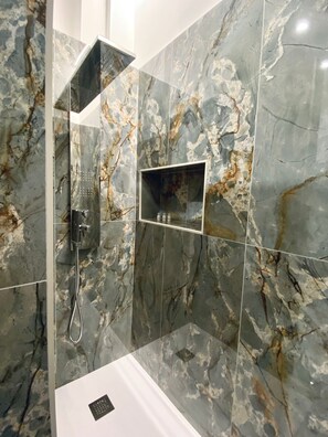 Habitación cu ádruple Confort, 1 cama de matrimonio, no fumadores, baño privado | Baño | Ducha, cabezal de ducha con hidromasaje, secador de pelo y bidé