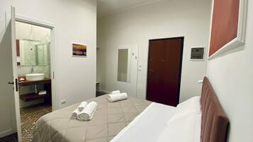 Habitación Confort doble, 1 cama de matrimonio, no fumadores, baño privado | Baño | Ducha, cabezal de ducha con hidromasaje, secador de pelo y bidé