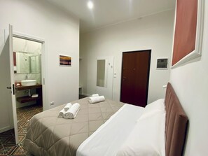 Chambre Double Confort, 1 grand lit, non-fumeurs, salle de bains privée | Salle de bain | Douche, douche hydromassante, sÚche-cheveux, bidet
