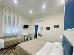 Habitación triple Confort, 1 cama Queen size, para no fumadores, baño privado | Camas con efecto memoria, escritorio y wifi gratis 