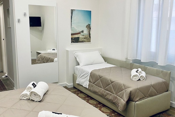Chambre Quadruple Confort, 1 grand lit, non-fumeurs, salle de bains privée | Matelas mémoire de forme, bureau, Wi-Fi gratuit