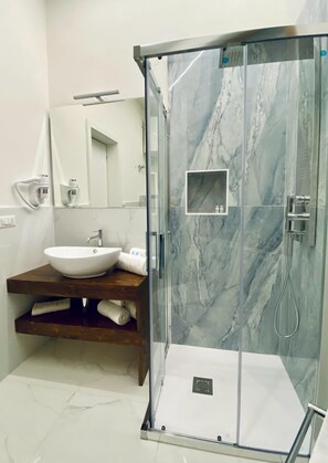 Habitación triple Confort, 1 cama de matrimonio, no fumadores, baño privado | Baño | Ducha, cabezal de ducha con hidromasaje, secador de pelo y bidé