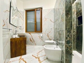 Comfort fyrbäddsrum - 1 queensize-säng - icke-rökare - privat badrum | Badrum | Dusch, duschhuvud med massagefunktion, hårtork och bidé