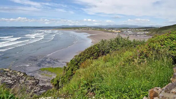A coastal landscape with a beach, rocky shoreline, and greenery. - Comfortable Mobile Home in the Countryside (Birra)