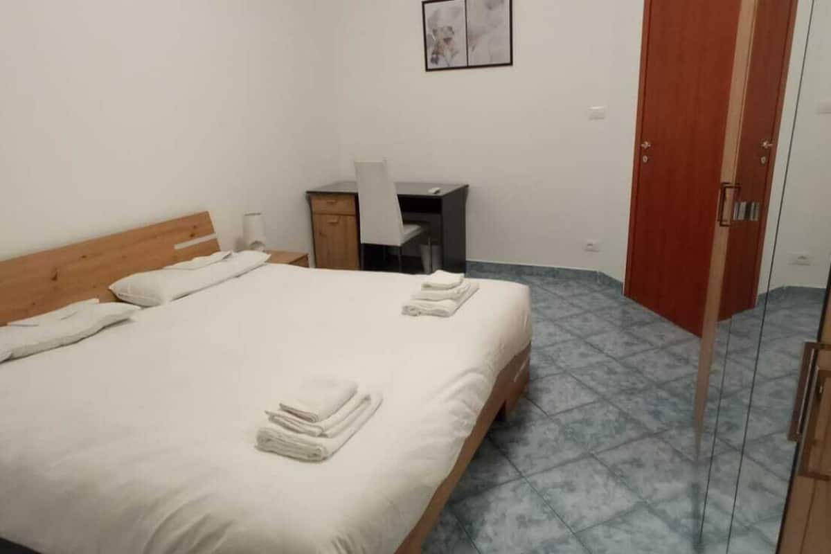Une chambre à coucher avec un lit, un bureau et une chaise.