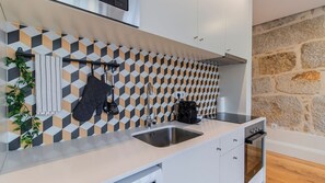 Kylskåp, mikrovågsugn, ugn och spishäll