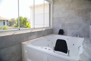 Dusj, toalettartikler (inkludert), hårføner og såpe